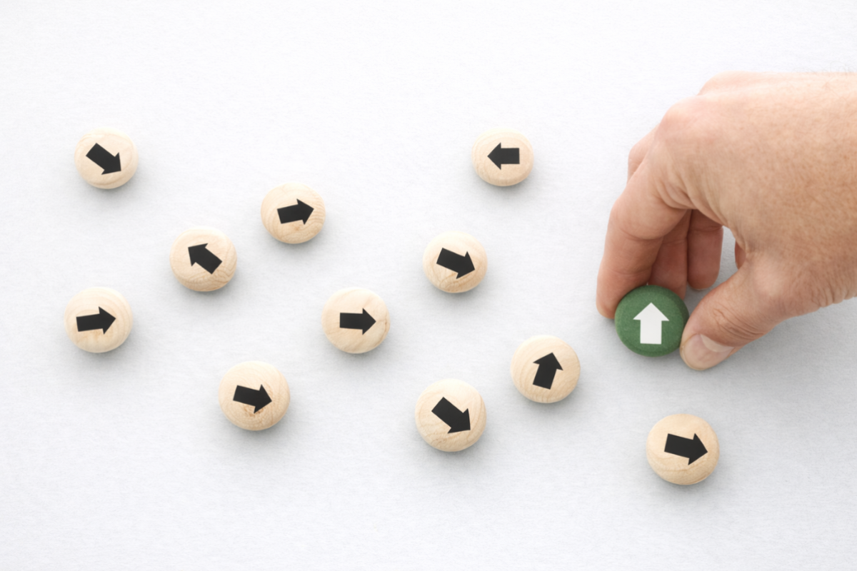 discs with arrows facing all sorts of ways and one green one 